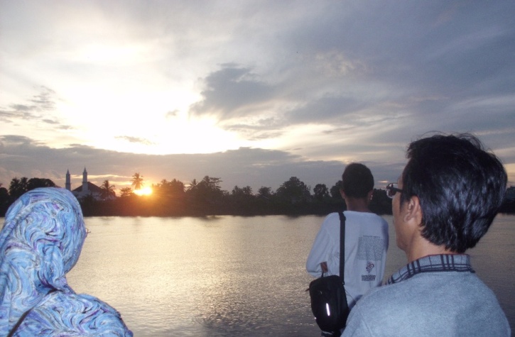 Mentari di atas sungai Musi