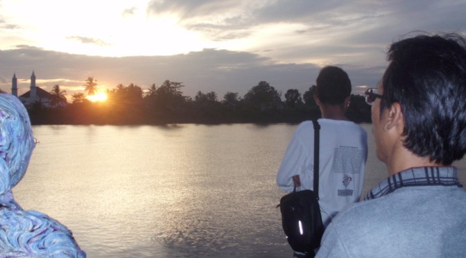 Sunset di Sungai Musi Sekayu Water Front – Taman Kirab