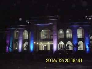 Masjid Raya Baitul Makmur Sekayu pada Malam Hari (sinanya berganti-ganti)