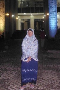 Umi Iin berpose di halaman parkir Masjid Raya Baitul Makmur, Sekayu (Des.2016 - doc.WeaNews)