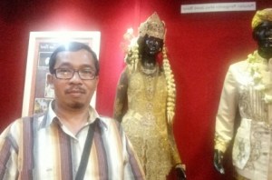 Gedung Sate (Pakaian Adat)