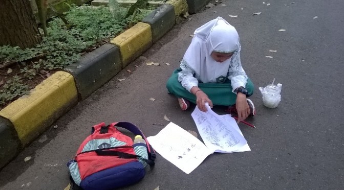Anak ini Luar Biasa, di Jalan pun Baca