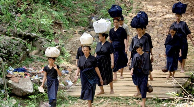 Lebih Dekat dengan Suku Pedalaman (Terasing) di Indonesia