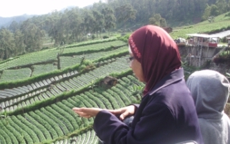 Menikmati pemandangan di Sarangan