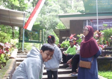 Grojogan Sewu jalan masuk dari bawah