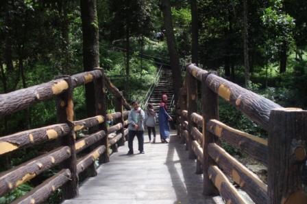 Jembatan pertama dari bawah