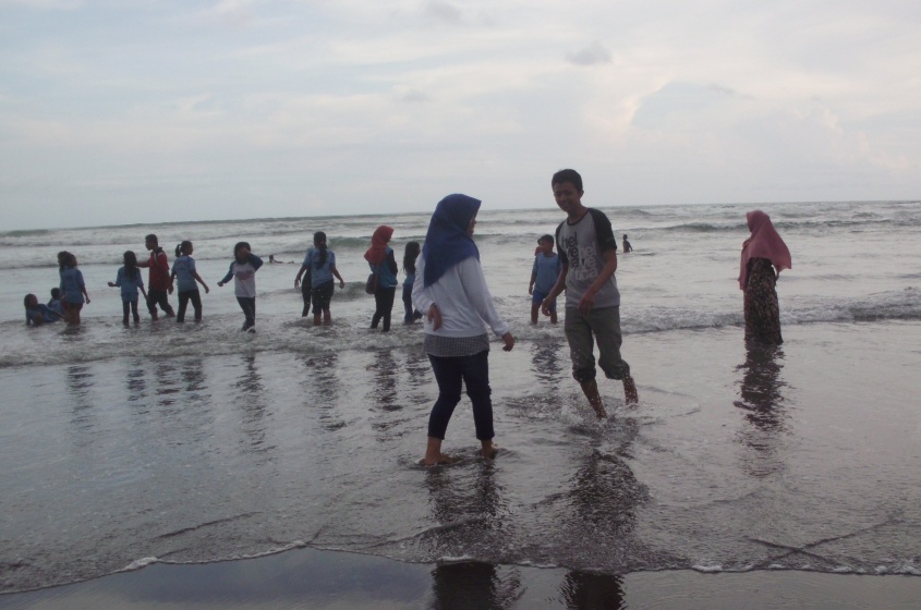Bermain air di pantai