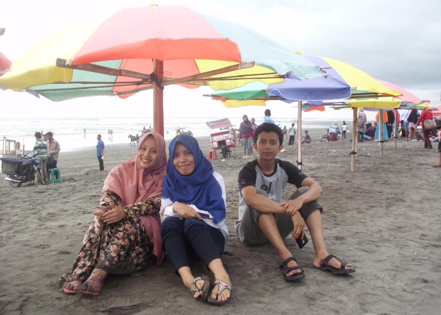 bersantai di bawah tenda