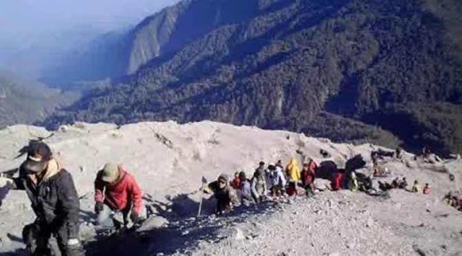 Jalur Pendakian Gunung Tertinggi di Pulau Jawa Akhirnya Dibuka Kembali