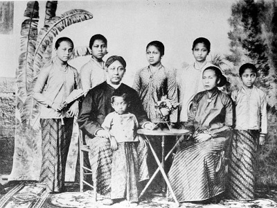 Kartini Bersama Keluarganya