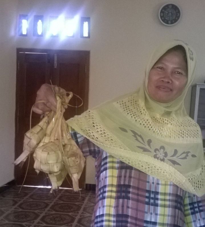 Ketupan ala Sumber Lawang Sragen masih panas baru masak persiapan kupatan