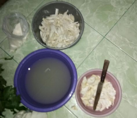 Proses pencucian dan pemotongan Krispy Jamur Tiram