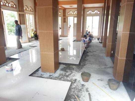 Pemasangan keramik2 masjid Jombok 20180608 at 095244