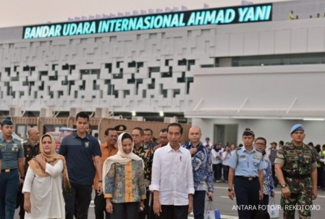 Presiden Joko Widodo (tengah, depan) didampingi Menhub Budi Karya Sumadi (kiri) saat meninjau landasan Terminal Baru Bandara Internasional Ahmad Yani, usai meresmikan pengoperasian terminal baru tersebut, di Semarang, Jawa Tengah, Kamis (7/6).