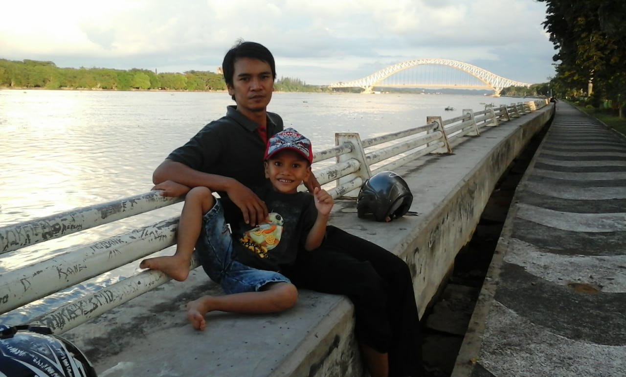 a-jembatan_kapuas_sungai_mahakam_di-Tenggarong_2018-07-29 at 203149