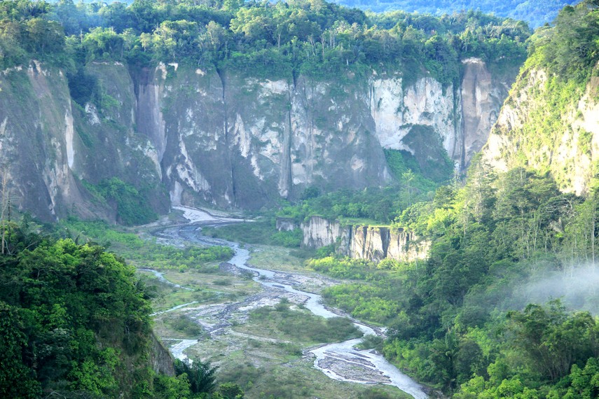 7__IMG_4181_Ngarai_Sianok_berkedalaman_100_meter_dan_lebar_200_meter,_terbentuk_akibat_turunnya_lempengan_bumi