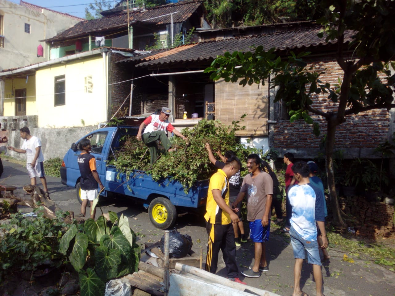 kerja-bakti-setelah-jalan-sehat