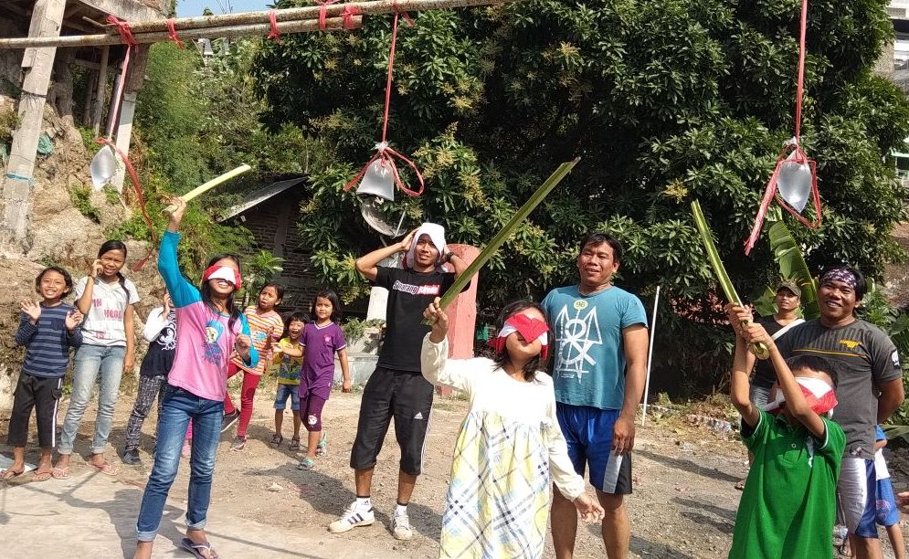 lomba-pukul-air-mata-tertutup