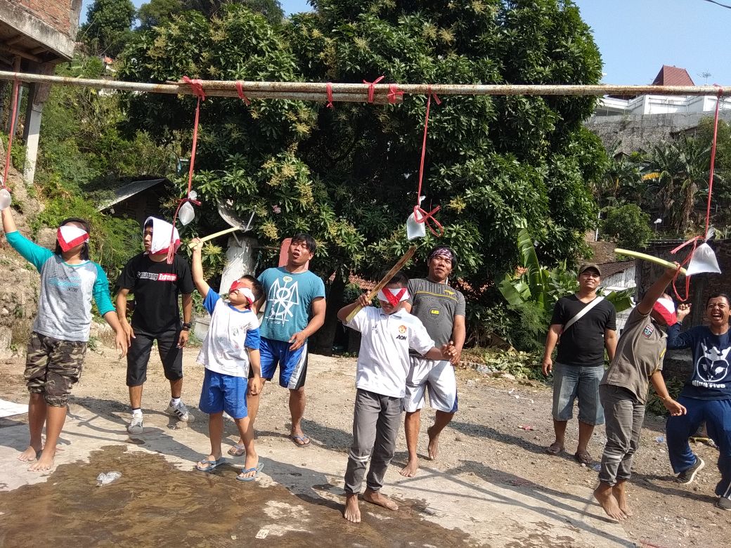 lomba pukul air mata tertutup