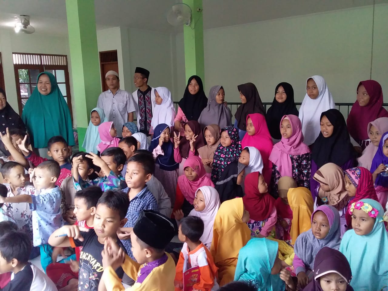 Foto bersama saat selesai visitasi bersama visitor, santri, asatidz, dan pengurus, di TPQ Al-Anwar Kelurahan Candi Kecamatan Candisari Kota Semarang