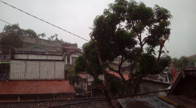 Pagi Ini Kota Semarang Gelap Mendung, Pukul 09.00 Seperti Pukul 05.15