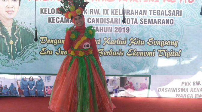 Fesyen (Kresek) Show Warnai Hari Kartini di RW.IX Tegalsari Kota Semarang
