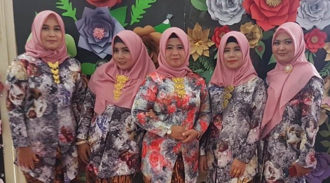 Model Busana Motif Bunga di Hari Kartini 2019 dari Pelambang