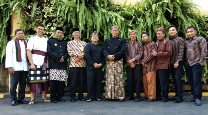 Model Busana Pria Wanita di Hari Kartini 2019 dan Sepanjang Masa