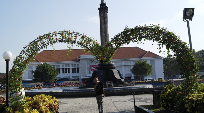 Tugu Muda Bersih dari Lalu Lalang Kendaraan, Proyek Seni Kriya Tulang Daun