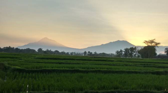 Indahnya Matahari Terbenam di Balik Gunung