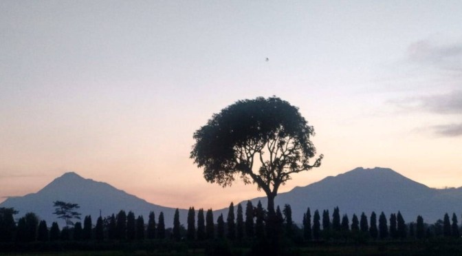 Rumah Bau Melati, Saat Maghrib yang Menegangkan