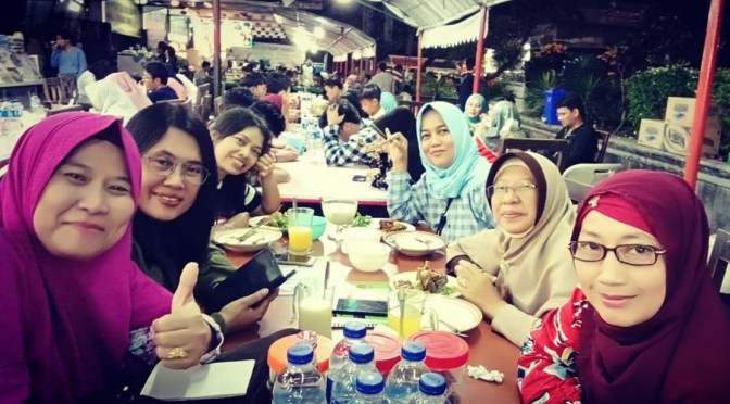 Silaturahmi Halal Bihalal dengan Teman Sekolah Atas di Warung Tenda Simpang Lima