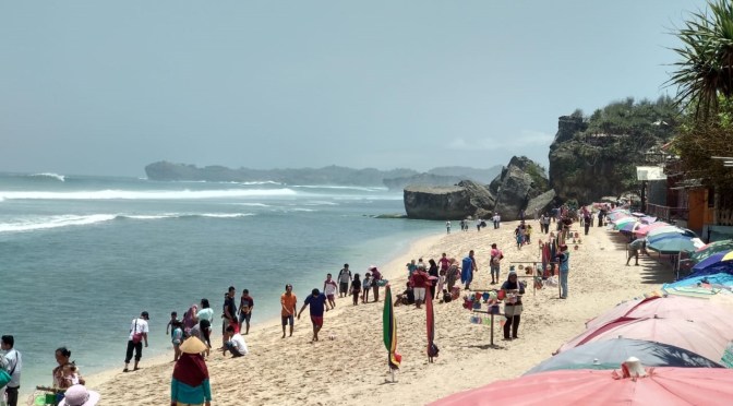 Asyiknya di Pantai Indrayanti Gunungkidul Yogyakarta yang Menawan, Saat Cerah