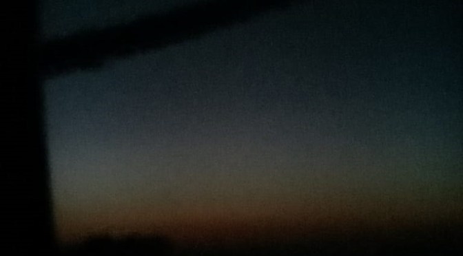 Seperti Berjalan di Lorong Waktu, Dalam Kegelapan Malam Tampak Sinar Matahari Dikejauhan saat Pesawat ke San Fransisco