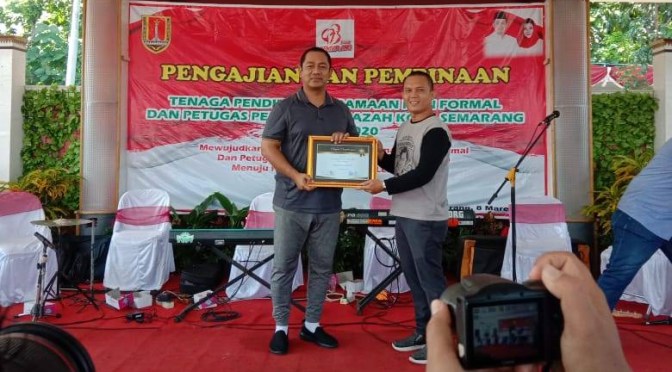 Badko TPQ Kota Semarang Memberikan Piagam kepada Wali Kota Semarang Hendrar Prihadi Kategori Tokoh Peduli TPQ