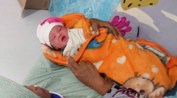 Anak Lahir Diperdengarkan Adzan, Senangnya Cucu ke-8 Lahir dengan Selamat