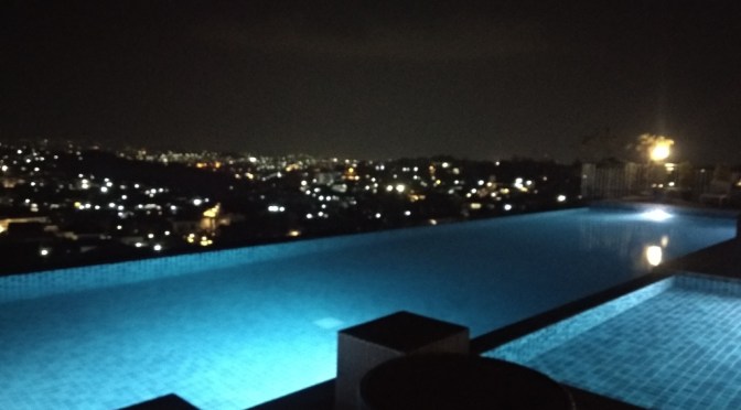Suasana Malam di BlueSky Lounge Club Bar, Puncak Grand Edge Hotel Semarang Sultan Agung