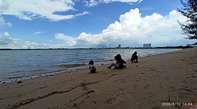Liburan Musim Panas di Pantainya Ocarina Batam, Matahari Terik tapi Menyenangkan Berkah Awan