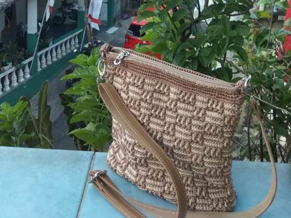 Cantiknya Rajut Motif Mozaik Bersanding dengan Bunga Jemani dan Tanaman Ini