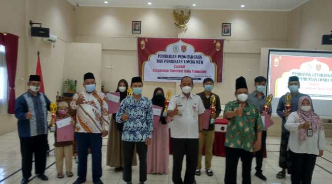 Camat Candisari Semarang Moelyanto Memberikan Penghargaan kepada Pemenang Lomba MTQ Tingkat Kecamatan