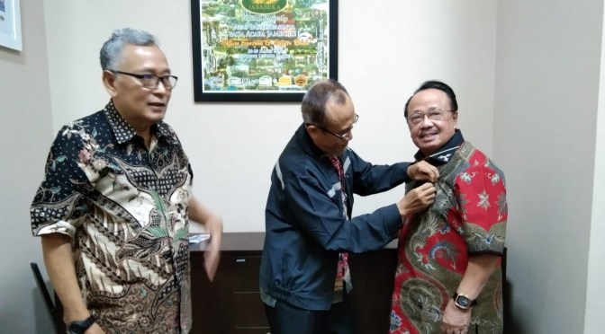 PIN PATRI untuk Dr. Erman Soeparno oleh Ketum DPP (Lurah), Rangkaian HUT PATRI Ke-22 2022
