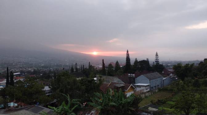 Menikmati Terbitnya Matahari di Balik Pegunungan dari Hotel Seulawah Grand View Kota Batu (Malang) Jatim