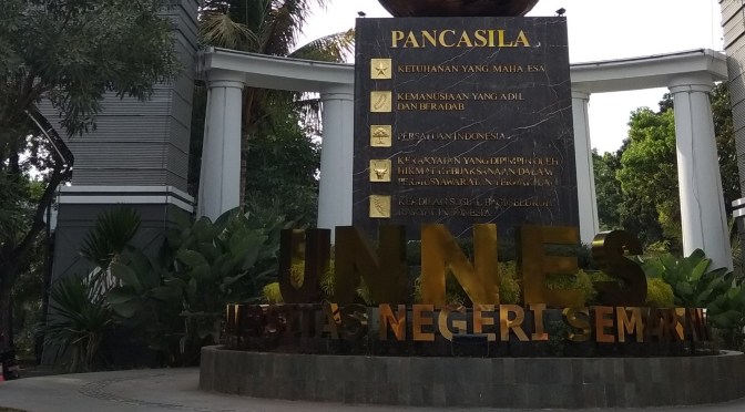 Monumen Pancasila di Gerbang Barat (Utama) Kampus UNNES Sekaran