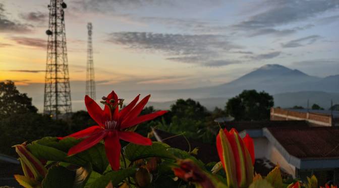 Berburu Indahnya Matahari Terbit di Bandungan, dari Atap Hotel Kusma Bandungan, dengan Pemandangan Rawa Pening dan Gunung