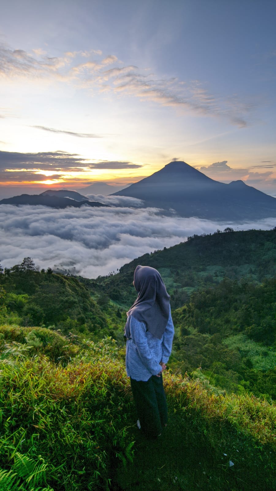 Gunung Sikunir dengan pemandangan matahari terbit dan ketinggian 2.300 meter di atas permukaan laut