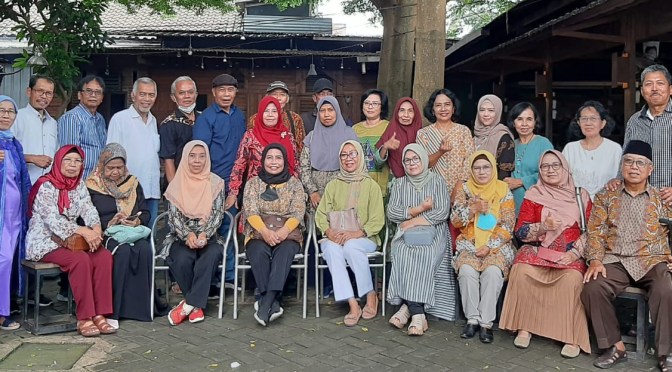 Reunian Mantan Teman Kerja (Pensiunan) BAAKK di Do Teko Family Resto Banaran Sekaran Gunungpati Kota Semarang