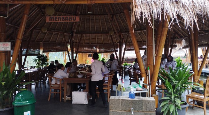 Lagi, Kuliner (Makan Siang) di Gubug Makan Mang Engking Ungaran, Bersama Teman-teman