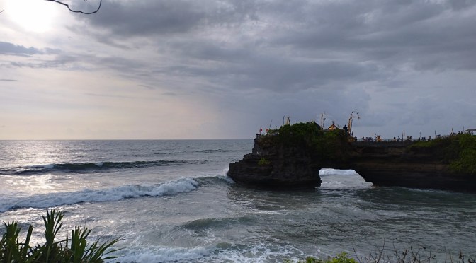 Begini Suasana Kunjungan ke Tanah Lot Saat Bersamaan Upacara Keagamaan