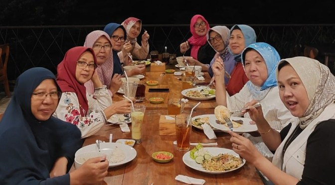 Kuliner di Banaran Sky View Sembari Menikmati Indahnya Kampoeng Kopi Banaran Malam Hari di Antara Perkebunan Teh dan Kopi Bawen Kab. Semarang