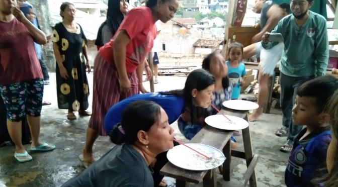 Keseruan Lomba Pitulasan Kategori Ibu Bapak di Kampung Kissparry Semarang dalam Rangka HUT RI 78 Tahun 2023